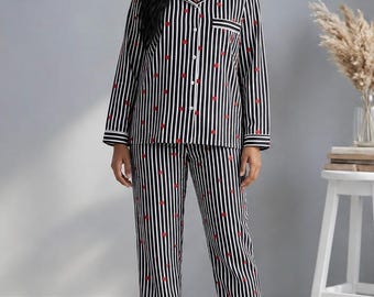Conjunto de pijama de algodão com estampa de corações pretos | Roupa de dormir de manga comprida com botões