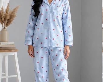 Katoenen pyjamaset met blauwe hartjesprint | Nachtkleding met lange mouwen en knoopsluiting
