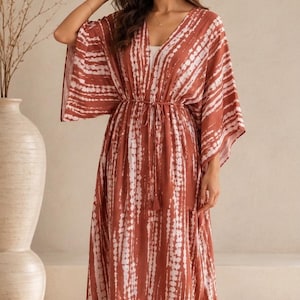 Vestido caftán de algodón teñido con la técnica Shibori en tonos terracota y óxido / Vestido largo estilo boho para la playa