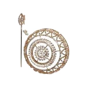 Könnte beinhalten: Ein Haarschmuck-Set aus goldfarbenem Metall, bestehend aus einer kreisförmigen, durchbrochenen Haarspange mit filigranen Mustern und einem zentralen Blumenmotiv sowie einer passenden langen, schlanken Haarnadel.