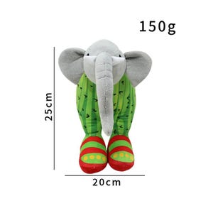 K&ouml;nnte beinhalten: Ein Pl&uuml;sch-Elefanten-Spielzeug, 25 cm hoch und 20 cm breit, mit einem gr&uuml;nen K&ouml;rper mit Kaktusmuster und rot-gelb gestreiften F&uuml;&szlig;en. Der Elefant hat graue Ohren, einen R&uuml;ssel und wiegt 150g.
