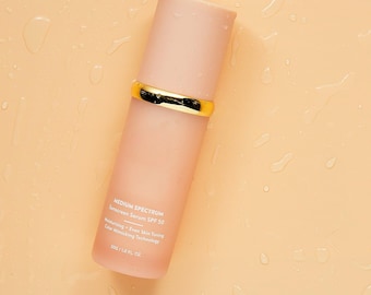 Base de maquillaje biomimética 4 en 1 para tonos claros, medios y oscuros con cobertura natural.