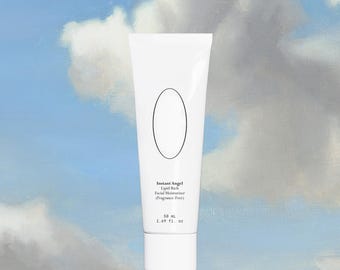 Crema hidratante Instant Angel rica en lípidos para una hidratación profunda y una piel de aspecto suave.