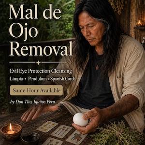 Op de afbeelding: Een persoon met lang donker haar in een beige overhemd en zwart t-shirt voert een ritueel uit met een wit ei, vier tarotkaarten, een kaars in een houten kom en groene kruiden op een houten tafel. Tekst: Mal de Ojo Removal.