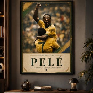 Könnte beinhalten: Gerahmtes Poster mit Pelé in einem gelben Trikot, der ein Tor feiert. Das Poster hat ein Vintage-Design mit dem Text "PELÉ" und "LEGACY COLLECTION". Der Hintergrund ist ein verschwommenes Bild eines Fußballspiels.