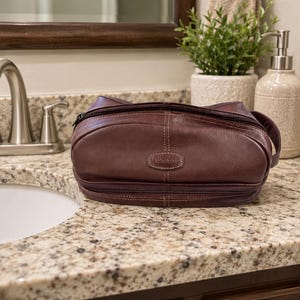 fossil travel toiletry bag Fossils Zipper Bags and the telescoping bag extends to house your brush pens and a full Fossil Leather Overnight Bag -