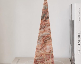 Obelisco de mármol de estilo neoclásico de la década de 1990