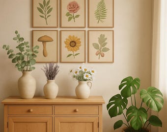 Könnte beinhalten: Sechs gerahmte botanische Drucke mit Illustrationen von Blättern, einer Rose, einem Farn, einem Pilz, einer Sonnenblume und Beeren. Die Drucke befinden sich über einem Holzschrank mit Vasen mit Blumen und Grün.