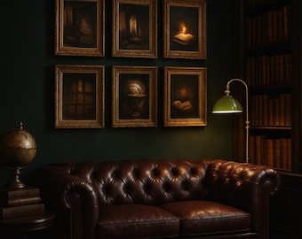 Könnte beinhalten: Ein dunkles Interieur mit einem braunen Ledersofa, einem Globus und einer grünen Lampe. Sechs gerahmte Gemälde schmücken die dunkelgrüne Wand. Ein Bücherregal ist im Hintergrund zu sehen. Der Raum hat eine klassische, Vintage-Ästhetik.