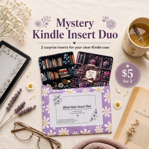 Puede incluir: Un sobre floral morado y blanco contiene dos insertos Kindle con diseños de libros. El texto dice "Mystery Kindle Insert Duo" y "Blind Date Insert Duo". Una taza de té, un libro y gafas también están en la imagen.