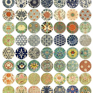 Könnte beinhalten: Eine Sammlung von 64 runden, bunten, dekorativen Keramikfliesen mit komplizierten floralen und geometrischen Mustern. Die Fliesen sind perfekt für Bastelprojekte, Wohnkultur und um jedem Raum einen Hauch von Vintage-Charme zu verleihen.