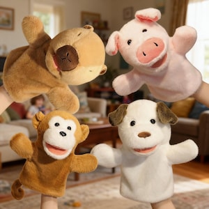 Peut inclure: Un ensemble de quatre marionnettes à main en peluche représentant un ours brun, un cochon rose, un singe brun à visage blanc et un chien blanc aux oreilles brunes. Chaque marionnette est en tissu doux avec des détails brodés et une bouche ouverte.