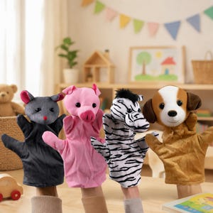 Könnte beinhalten: Ein Set aus vier Plüsch-Handpuppen, bestehend aus einer grauen Maus mit roter Nase, einem rosa Schwein, einem schwarz-weiß gestreiften Zebra und einem braun-weißen Hund. Jede Puppe hat einen weichen Stoffkörper für interaktives Spielen.