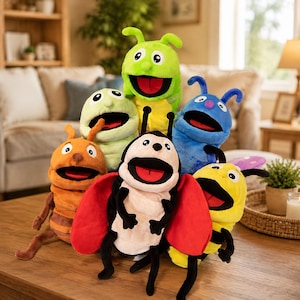 Peut inclure: Un ensemble de six marionnettes à main sur le thème des insectes. Le groupe comprend une chenille vert vif, un insecte vert clair, un scarabée bleu, un insecte orange, une abeille jaune et un insecte blanc central avec de grandes ailes rouges.
