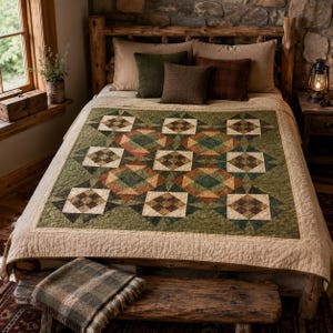 Peut inclure: Un couvre-lit en patchwork présentant un motif géométrique dans des tons vert olive, orange rouille et crème, avec une bordure crème unie. Le couvre-lit est posé sur un lit avec des oreillers beige et vert foncé, devant un mur en pierre.