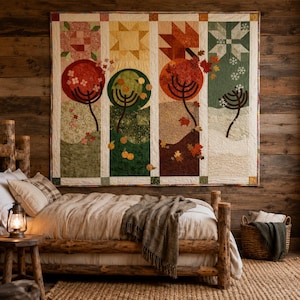 Könnte beinhalten: Ein rechteckiger Wandquilt mit vier vertikalen Paneelen, die die Jahreszeiten darstellen, mit stilisierten Bäumen in Rosa, Grün, Orange und Weiß, akzentuiert durch Blumen-, Frucht-, Blatt- und Schneeflockenmotive, umrahmt von einer dünnen Bordüre.