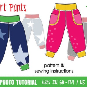 Può includere: Un cartamodello per pantaloni per bambini con un tutorial fotografico. Il cartamodello include tre diversi stili di pantaloni: uno con stelle blu e bianche, uno con pois rosa e bianchi e uno con accenti grigi e blu. Il cartamodello è disponibile nelle taglie EU 68-134 / US 6M-9.