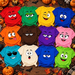 Puede incluir: Una colección de doce camisetas de manga corta en varios colores, incluyendo rojo, verde, amarillo, azul, naranja, marrón, morado, rosa, verde azulado, crema y verde lima. Cada camiseta presenta un gráfico de cara de dibujos animados.