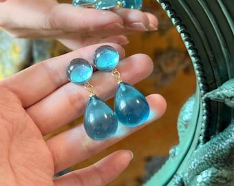 Zarte blaue Tropfenohrringe, minimalistischer goldener Hängeschmuck
