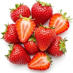 Puede incluir: Un grupo de fresas frescas, algunas enteras y otras cortadas por la mitad. Las fresas maduras son de color rojo intenso con hojas verdes, mostrando su interior jugoso. Fondo blanco.