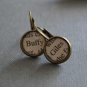 Ohrringe aus recycelten Buchseiten von Buffy The Vampire Slayer und Buffy