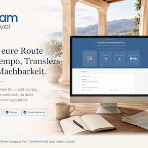 Könnte beinhalten: Ein Computerbildschirm zeigt eine Reise-Routenprüfung mit dem Text "Familien-Routencheck Pro." Ein Notizbuch, ein Stift, eine Kaffeetasse und eine Karte liegen auf einem Holztisch. Der Text "dbfam travel" ist sichtbar.