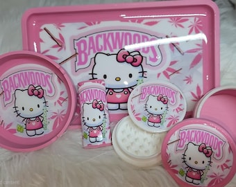Conjunto Backwoods Hello Kitty para enrolar. Inclui: tampa para isqueiro, pote de 60ml e cinzeiro. Conjunto personalizado para enrolar.