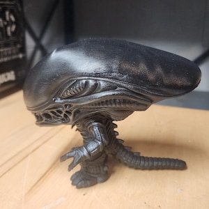 Alien Monster Xenomorph Fan Art Stylized Figure – Hand Painted Sci-Fi Horror Collectible Statue image 3