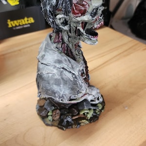 Handgeschilderd zombiebustestandbeeld | Horrordecor | Ondode sculptuur | Zombie verzamelaarsdisplay afbeelding 4