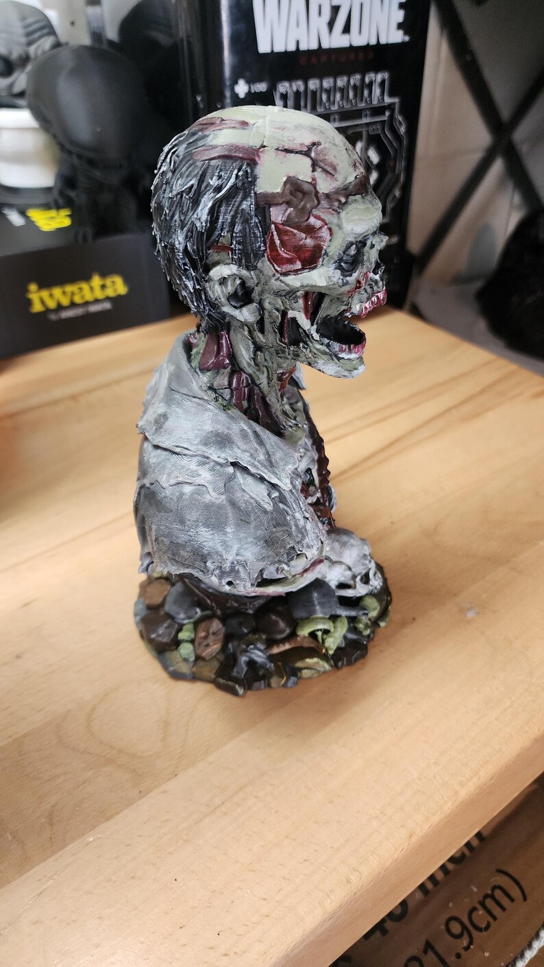 Handgeschilderd zombiebustestandbeeld | Horrordecor | Ondode sculptuur | Zombie verzamelaarsdisplay afbeelding 4