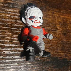 Llavero articulado de Leatherface con diseño de fan art / Colgante para bolso multicolor / Regalo para fans del terror imagen 4