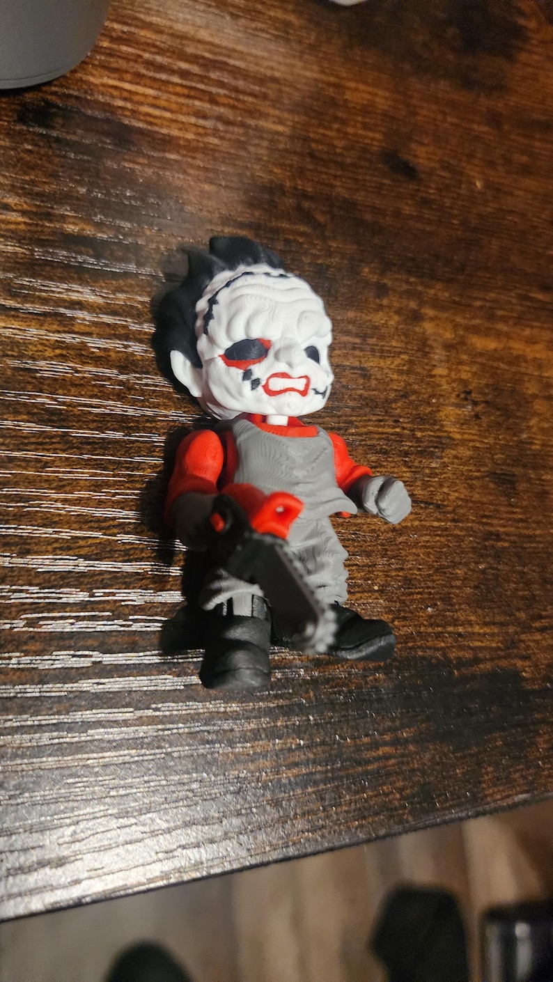 Llavero articulado de Leatherface con diseño de fan art / Colgante para bolso multicolor / Regalo para fans del terror imagen 4