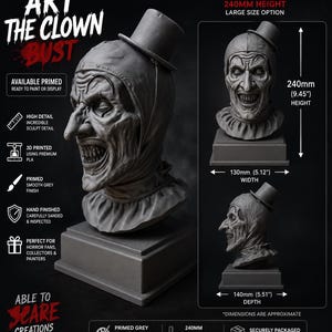K&ouml;nnte beinhalten: Eine graue 3D-gedruckte Art the Clown B&uuml;ste mit Zylinder, detaillierten Gesichtsz&uuml;gen und einem ger&uuml;schten Kragen. Die B&uuml;ste steht auf einem quadratischen Sockel und misst 240 mm in der H&ouml;he, 130 mm in der Breite und 140 mm in der Tiefe.