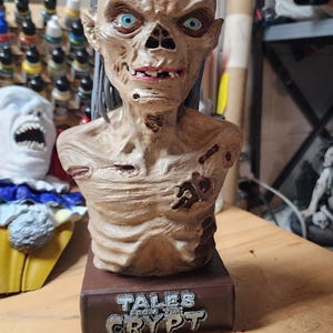 Tales From The Crypt - Busto del Guardián de la Cripta (Arte de Fan) - Estatua de Exhibición de Terror (Totalmente Pintada)