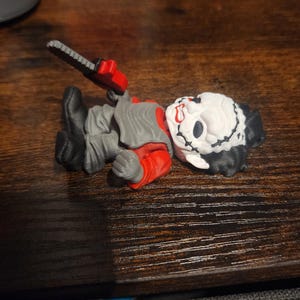Llavero articulado de Leatherface con diseño de fan art / Colgante para bolso multicolor / Regalo para fans del terror imagen 2