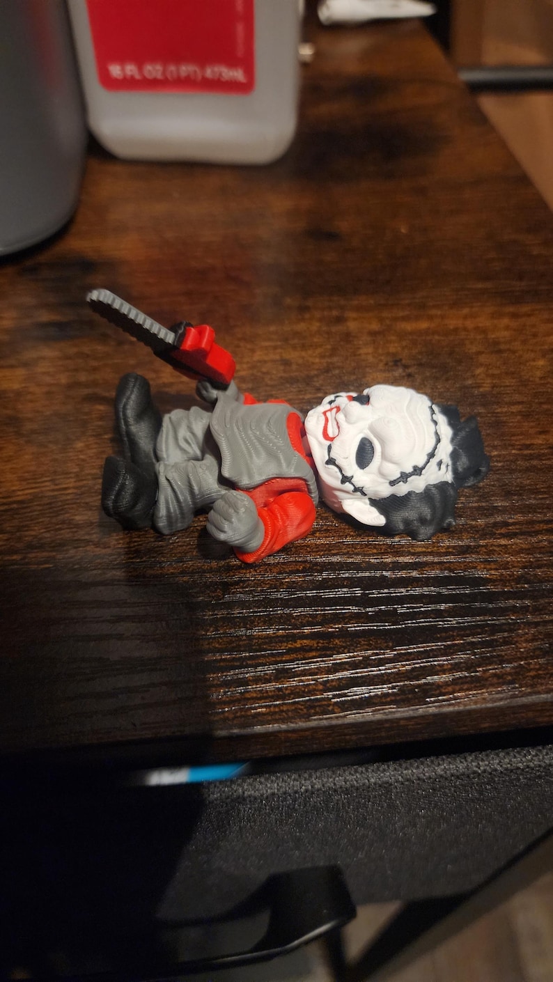 Llavero articulado de Leatherface con diseño de fan art / Colgante para bolso multicolor / Regalo para fans del terror imagen 2