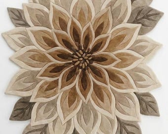 Tapete com estampa floral de lótus esculpida, tapete de lã tufado à mão, decoração botânica em tons terrosos.