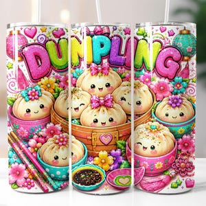 Pode incluir: Um copo cilíndrico com uma estampa gráfica colorida de dumplings sorridentes em cestas de bambu e tigelas. O design inclui flores rosas, azuis e amarelas, lanternas e a palavra DUMPLING em letras grandes, brilhantes e multicoloridas.