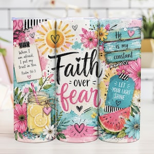Könnte beinhalten: Ein zylindrischer Becher mit einem farbenfrohen Collage-Design mit Blumenmustern, einer gelben Sonne, einem Einmachglas mit Limonade und einer Wassermelonenscheibe. Der Text umfasst "Faith over fear", "When I am afraid, I put my trust in You. Psalm 56:3", "He is my constant" und "Let your light shine."