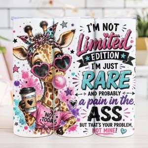Könnte beinhalten: Ein weißer zylindrischer Becher mit einer Giraffenillustration, die eine herzförmige Sonnenbrille, ein Leoparden-Stirnband und ein rosa T-Shirt trägt. Der Text lautet: I'M NOT LIMITED EDITION I'M JUST RARE AND PROBABLY a pain in the ASS BUT THAT'S YOUR PROBLEM, NOT MINE!