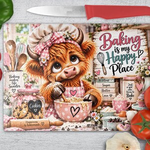 Peut inclure: Une planche à découper rectangulaire en verre illustrée d'une vache highland en toque et tablier de chef, mélangeant une préparation. Le texte indique Baking is my Happy Place, Baking makes life Sweeter et Happiness is homemade. Avec des biscuits.