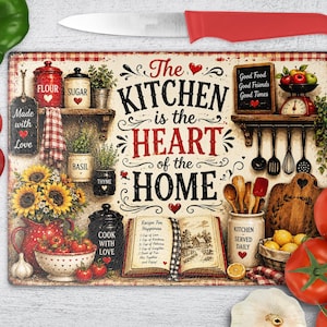 Könnte beinhalten: Ein rechteckiges Glasschneidebrett mit dem Text The Kitchen is the Heart of the Home, umgeben von Illustrationen von Sonnenblumen, einem Rezeptbuch, Vorratsdosen und Küchenutensilien, mit einem Messer mit rotem Griff darüber.