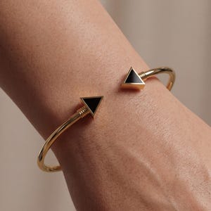 Pulseira com triângulos, bracelete com ponta de flecha em esmalte preto, pulseira geométrica em prata, banhada a ouro 14K