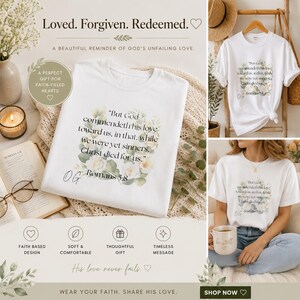 Könnte beinhalten: Weißes T-Shirt mit dem Text "But God commendeth his love toward us, in that, while we were yet sinners, Christ died for us." und floralen Akzenten. Der Text "Romans 5:8" und die Initialen "OG" sind ebenfalls zu sehen.