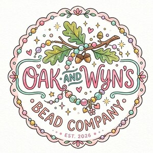 以下が含まれることがあります： 「Oak and Wyn's Bead Company」のカラフルな円形ロゴ。葉とドングリのある枝、ビーズのネックレス、ピンクとティール色の会社名が特徴です。ロゴは、小さなビーズと星が付いたスカラップのボーダーで囲まれています。「Est. 2026」が下にあります。