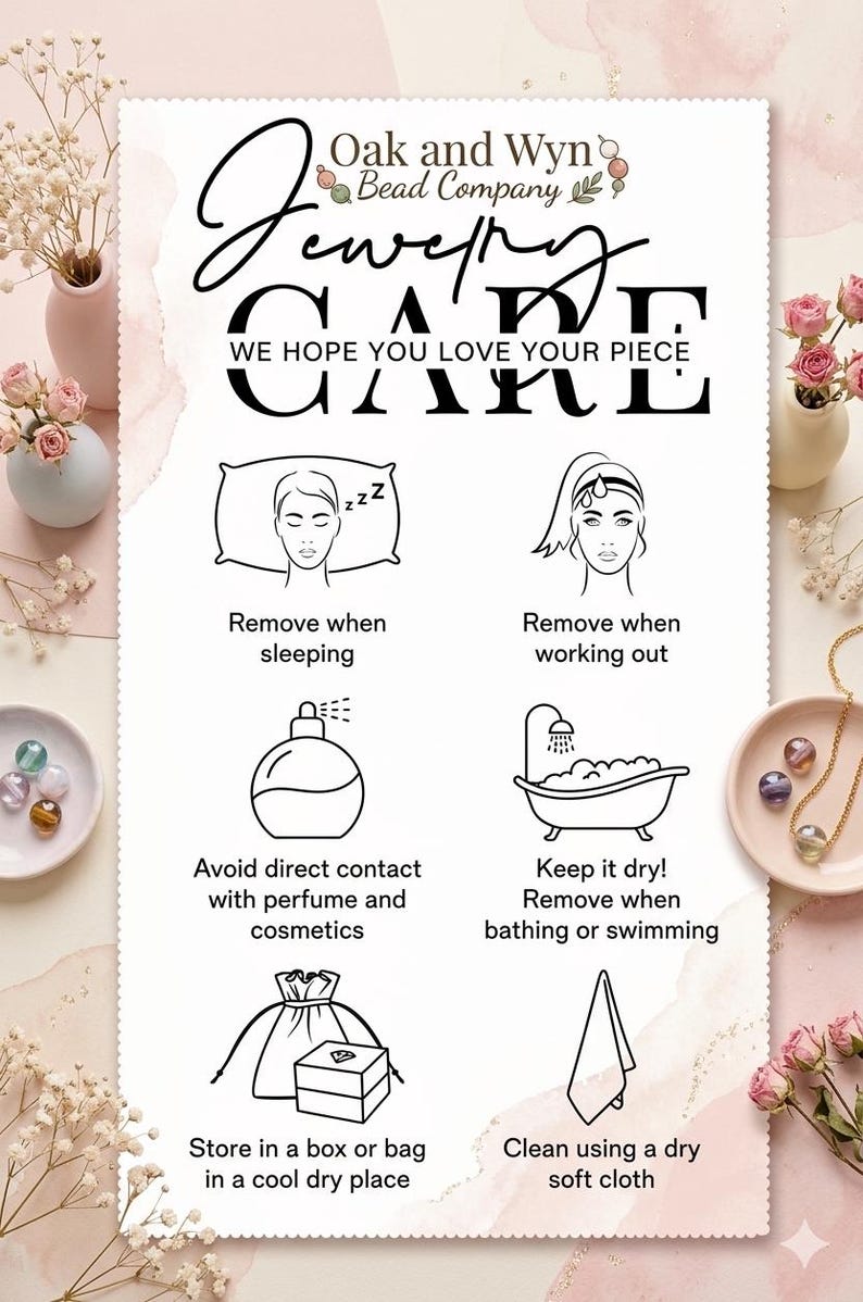 以下が含まれることがあります： 「Jewelry Care」の文字と、ジュエリーのお手入れ方法が書かれた白いポスター。睡眠時や運動時のジュエリーの取り外し、香水との接触を避けること、乾燥した場所に保管すること、柔らかい布で拭くことなどが記載されています。