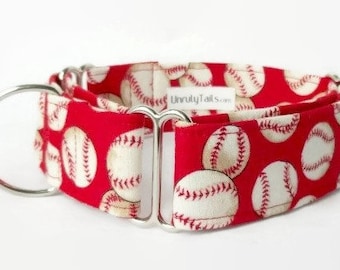 Collar personalizado para perros con diseño de béisbol - Collar Martingale o collar con hebilla de liberación lateral - Pelotas de béisbol clásicas sobre fondo rojo.