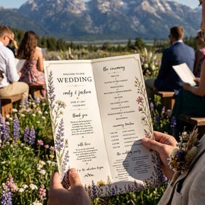 Może przedstawiać: Złożony program ślubny z kwiatowymi ilustracjami łubinów i polnych kwiatów. Tekst zawiera napisy Welcome to our Wedding, Emily & Jackson, June 27, 2027, Colorado, The Ceremony, Ceremony Timeline oraz The Wedding Party na kremowym papierze.