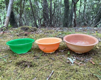 Pyrex clear bottom bowls