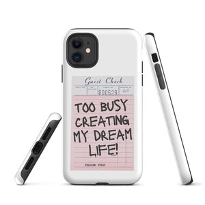 Könnte beinhalten: Weißes Handycase mit einem rosa Kassenzettel-Design. Der Kassenzettel lautet "TOO BUSY CREATING MY DREAM LIFE!" in schwarzem Text. Das Handycase wird aus mehreren Blickwinkeln gezeigt.